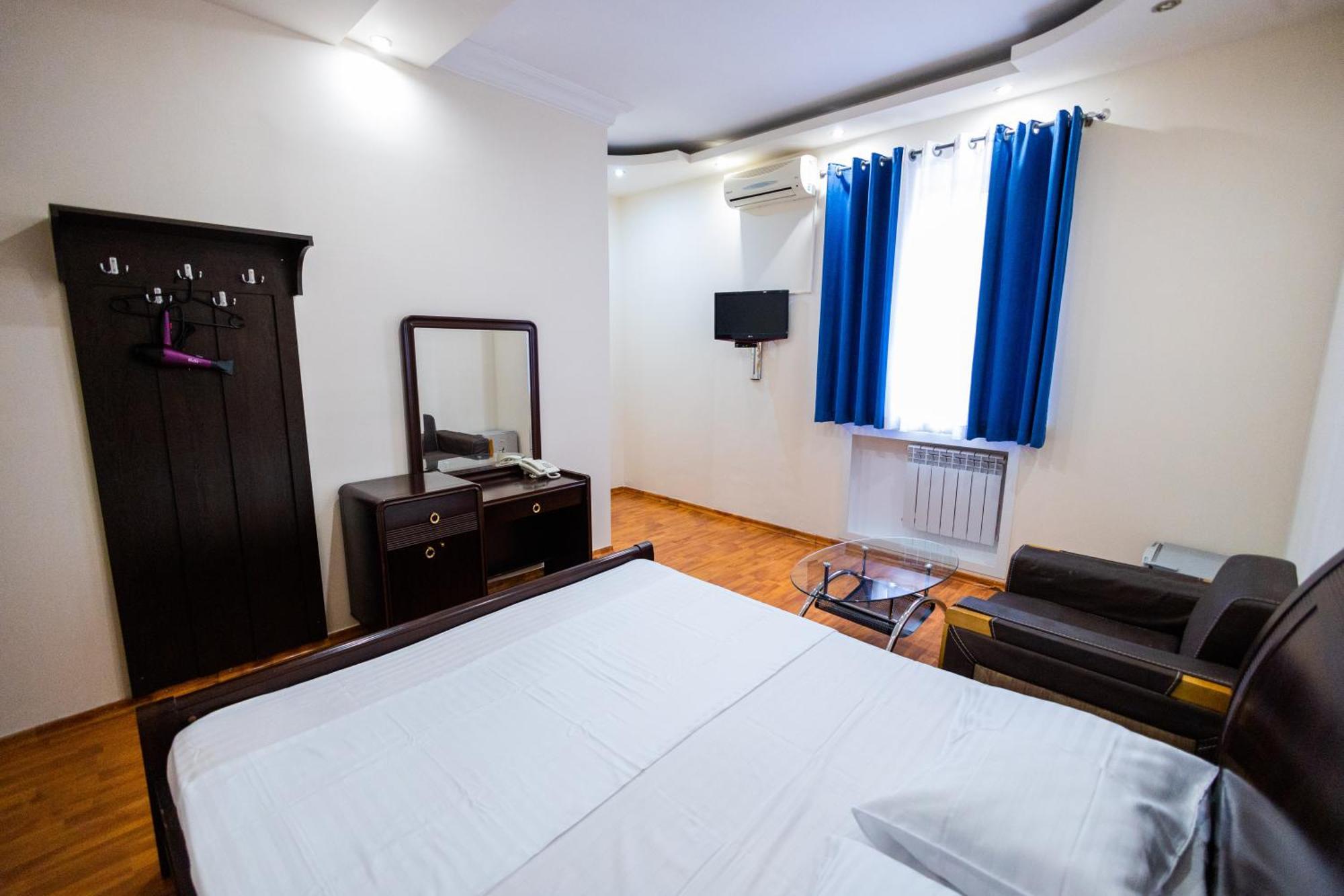 Yan Hotel Yerevan Ngoại thất bức ảnh