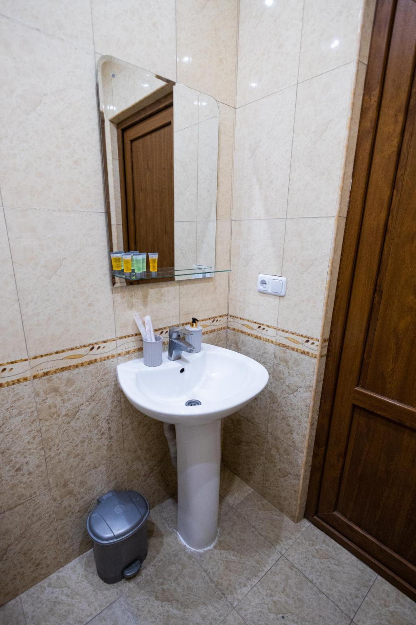 Yan Hotel Yerevan Ngoại thất bức ảnh