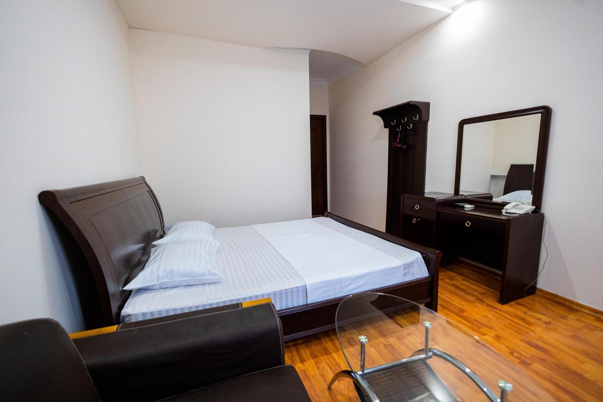 Yan Hotel Yerevan Ngoại thất bức ảnh